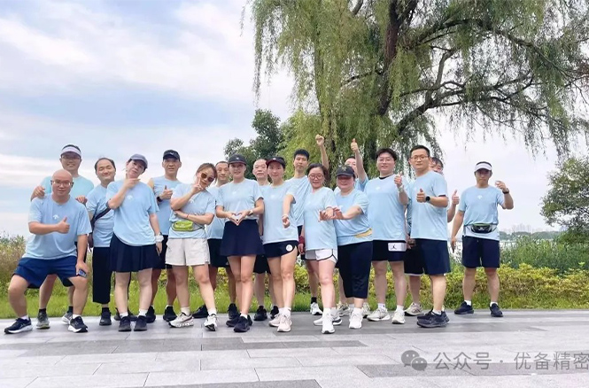 Steps march against the wind, with concerted efforts to move forward. | The U50 Running Group's Splendor